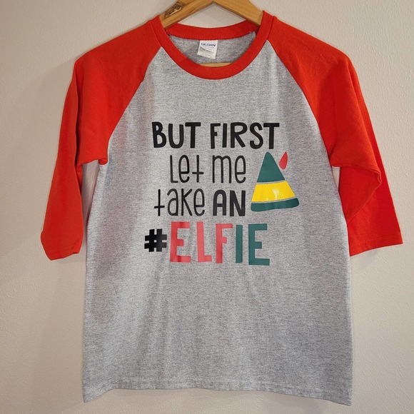 Gildan Youth Christmas "But First Let Me Take An Elfie" TShirt 3/4 Sleeve Medium - Picture 1 of 8